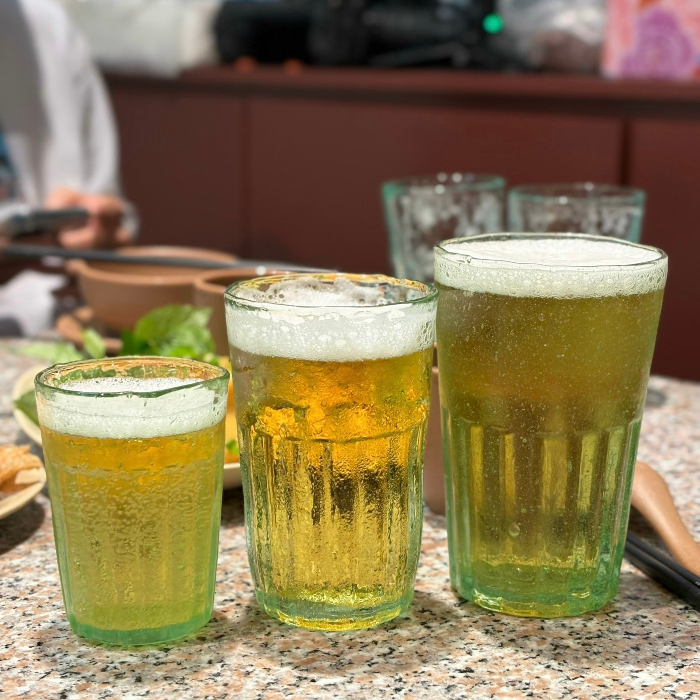 Bộ 3 cốc đặc biệt tại Bia Hơi Cổ Tân, lần lượt là cốc Hậu Phương, Hậu Cần, Tiền Tuyến từ trái sang phải. Bộ 3 cốc đặc biệt tại Bia Hơi Cổ Tân, lần lượt là cốc Hậu Phương, Hậu Cần, Tiền Tuyến từ trái sang phải.