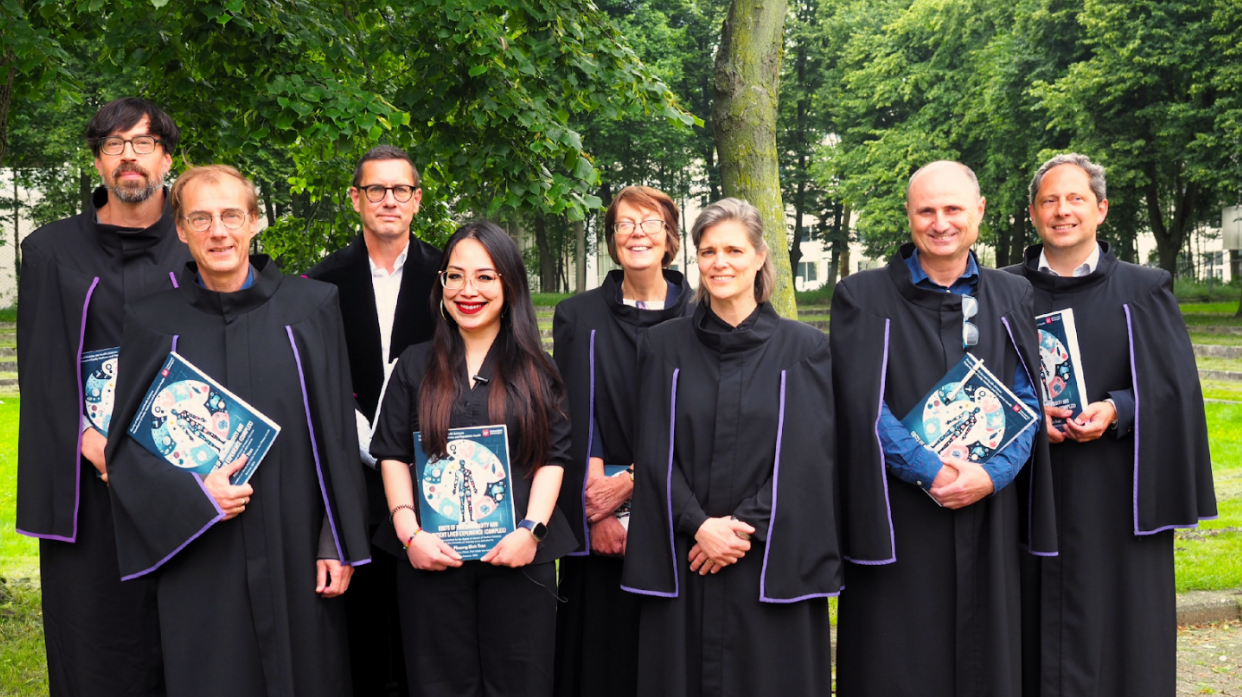 Trần Bích Phương (thứ tư từ trái sang) đang theo đuổi đam mê học thuật tại Anh Quốc.