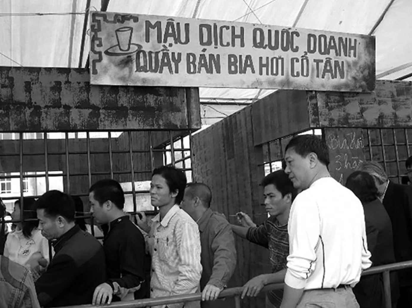 Bia Hơi Hà Nội là thức uống quen thuộc với nhiều thế hệ người yêu bia từ xưa đến nay. Bia Hơi Hà Nội là thức uống quen thuộc với nhiều thế hệ người yêu bia từ xưa đến nay.