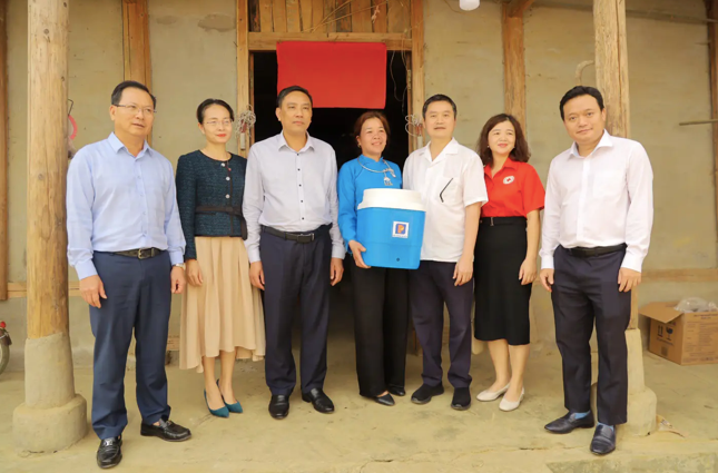 Đoàn công tác đến thăm và trao bình lọc nước tại hộ dân xã Na Hối, huyện Bắc Hà, tỉnh Lào Cai