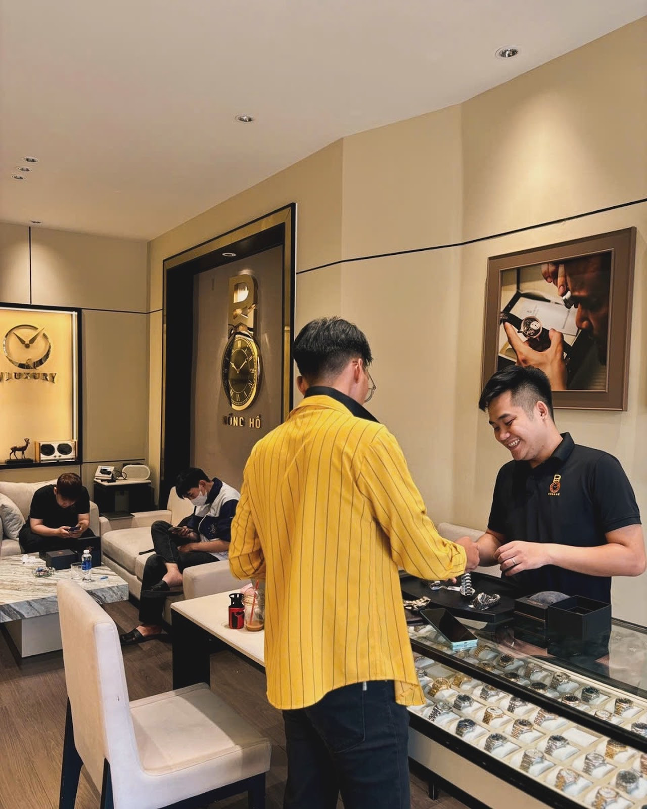 Đội ngũ nhân viên tư vấn tận tâm và chuyên nghiệp.