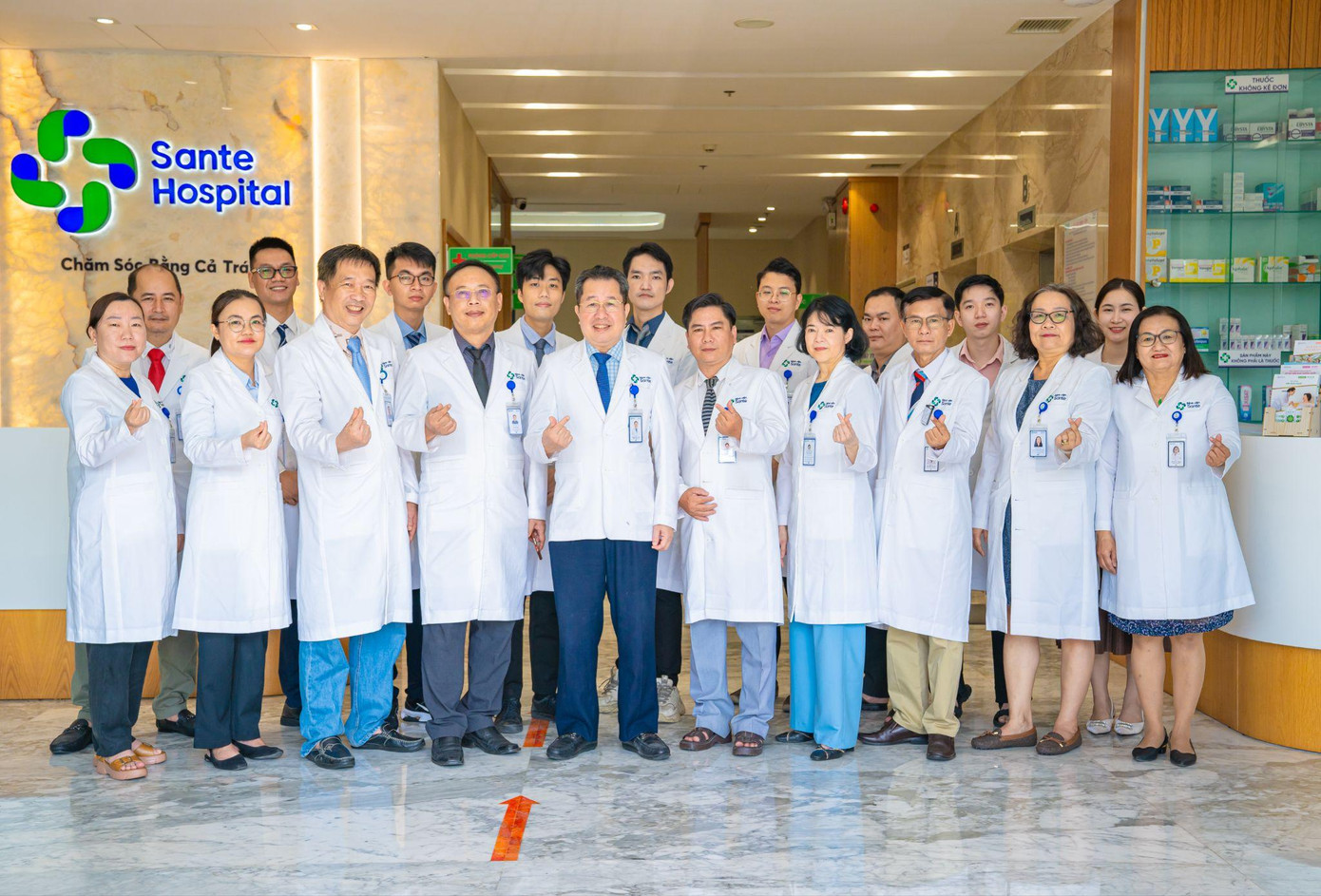 Tập thể y bác sĩ, chuyên gia Bệnh viện Sante