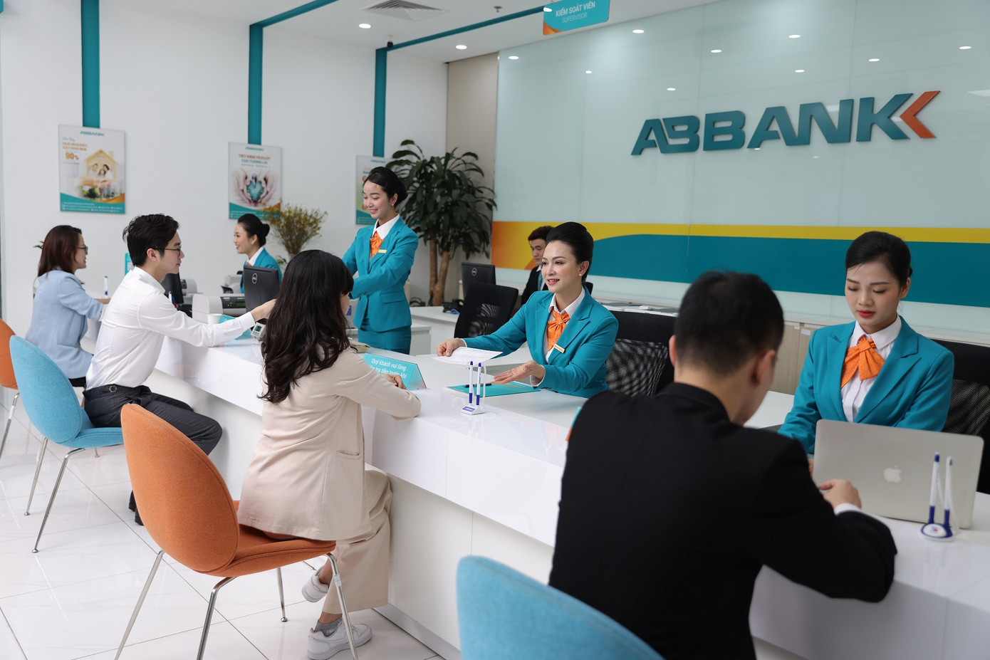 ABBANK luôn không ngừng cải tiến, nâng cao chất lượng dịch vụ và hạ tầng công nghệ để mang đến cho khách hàng trải nghiệm tốt nhất
