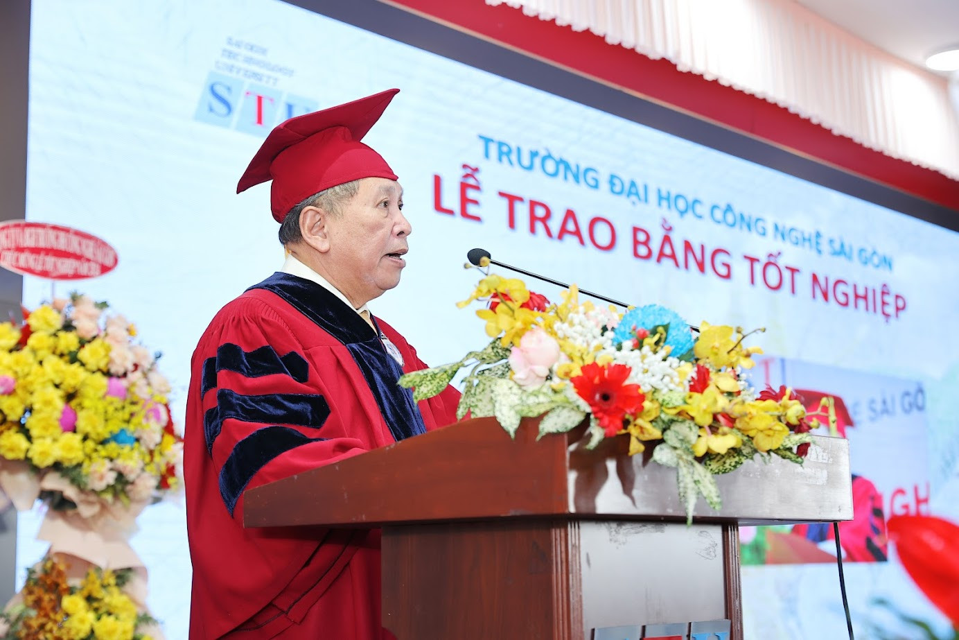 PGS.TS. Cao Hào Thi – Hiệu trưởng phát biểu tổng kết các khóa học và chúc mừng các tân kỹ sư, tân cử nhân tốt nghiệp năm 2024.