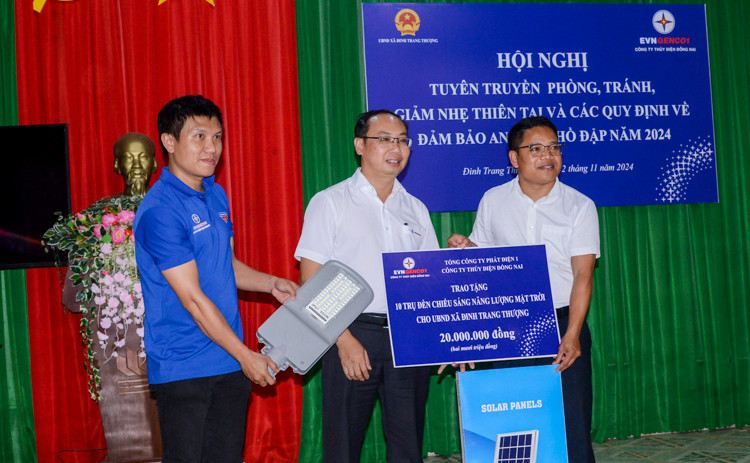 Trao tặng đèn chiếu sáng năng lượng mặt trời Trao tặng đèn chiếu sáng năng lượng mặt trời