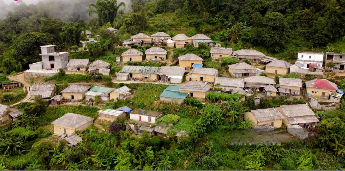 Khoảng 50% số hộ dân Hà Nhì đen còn giữ được nhà trình tường truyền thống.