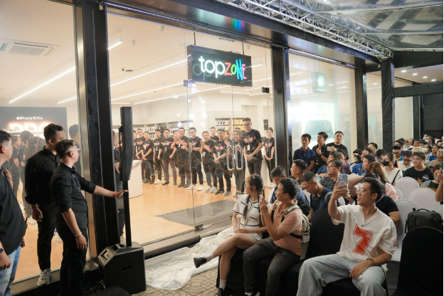 Nhờ iPhone 16, doanh số iPhone trong tháng 9 của TopZone tăng hơn 50% so với tháng 8 sau vài ngày mở bán sản phẩm, đóng góp tích cực vào doanh số tháng của chuỗi Nhờ iPhone 16, doanh số iPhone trong tháng 9 của TopZone tăng hơn 50% so với tháng 8 sau vài ngày mở bán sản phẩm, đóng góp tích cực vào doanh số tháng của chuỗi