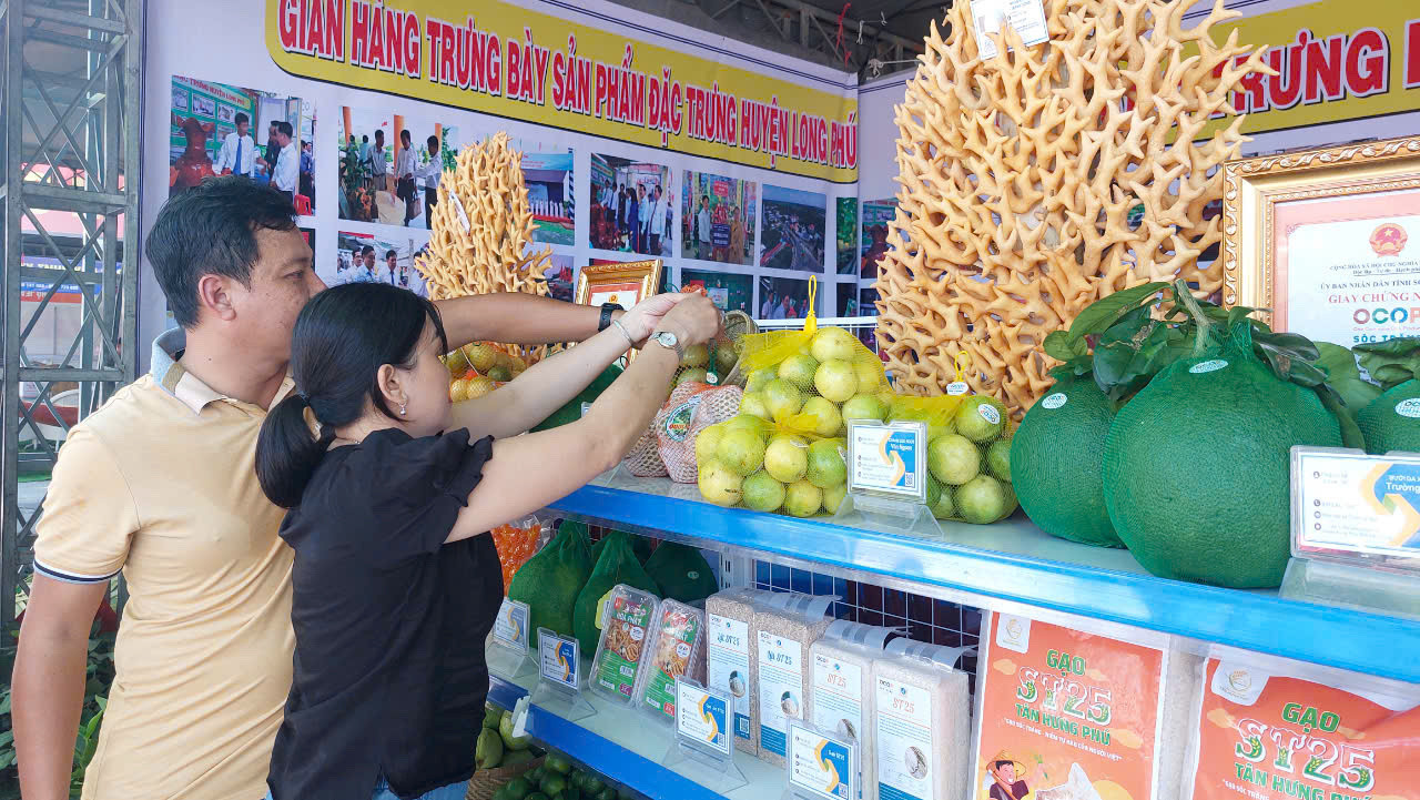 Gian hàng trưng bày sản phẩm đặc trưng huyện Long Phú, tỉnh Sóc Trăng.
