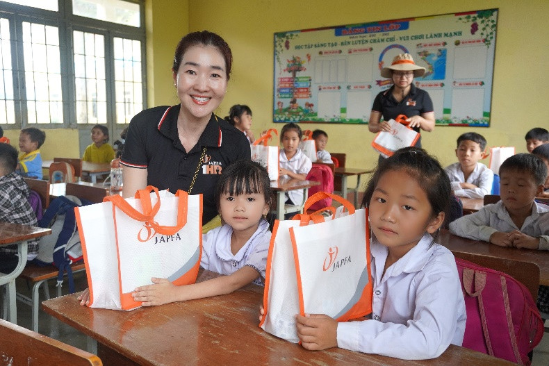 Đại diện công ty Japfa trao nhiều phần quà đến học sinh trường Tiểu học Bế Văn Đàn (xã Quảng Phú, huyện Krông Nô, tỉnh Đắk Nông)