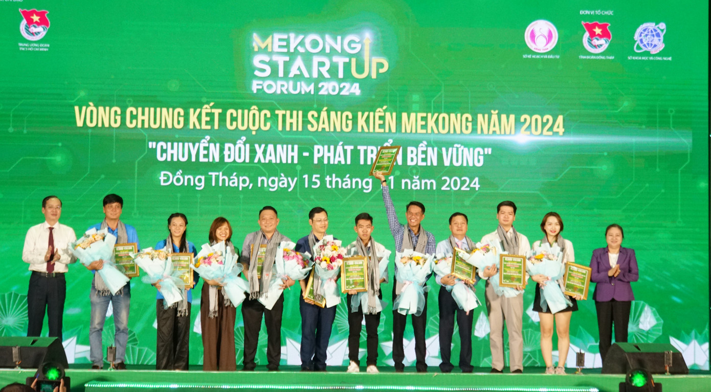 Lãnh đạo tỉnh Đồng Tháp tặng hoa cho các dự án khởi nghiệp