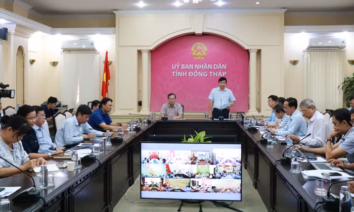 Chủ tịch UBND tỉnh Đồng Tháp Phạm Thiện Nghĩa phát biểu tại cuộc họp.