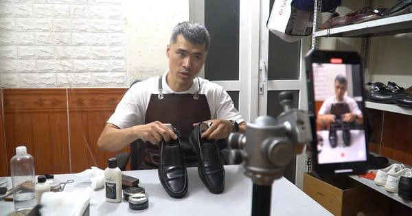 Anh Phong thường quay lại những video vệ sinh giày và đăng tải lên mạng xã hội để giới thiệu với khách hàng về dịch vụ của mình. Anh Phong thường quay lại những video vệ sinh giày và đăng tải lên mạng xã hội để giới thiệu với khách hàng về dịch vụ của mình.