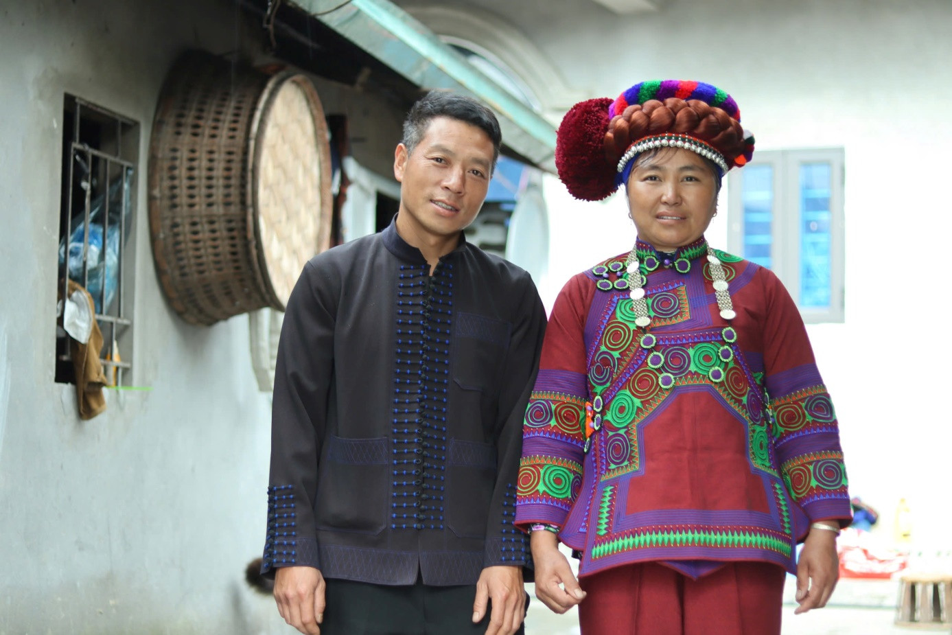 Trang phục nam của người Hà Nhì đen đơn giản hơn nhiều so với nữ.