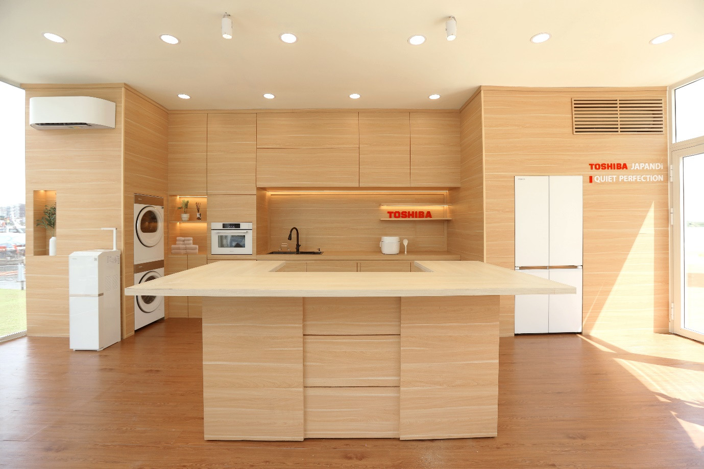 Phù hợp với mọi không gian sống, thiết bị vừa vặn với các khung tủ nội thất nhờ thiết kế âm tường Fit-in hoàn hảo với độ sâu 600mm cùng hệ thống tản nhiệt đáy giúp tiết kiệm được 100mm chiều rộng mỗi bên, tạo nên tổng thể hoàn hảo với những đường nét thiết kế liền mạch.