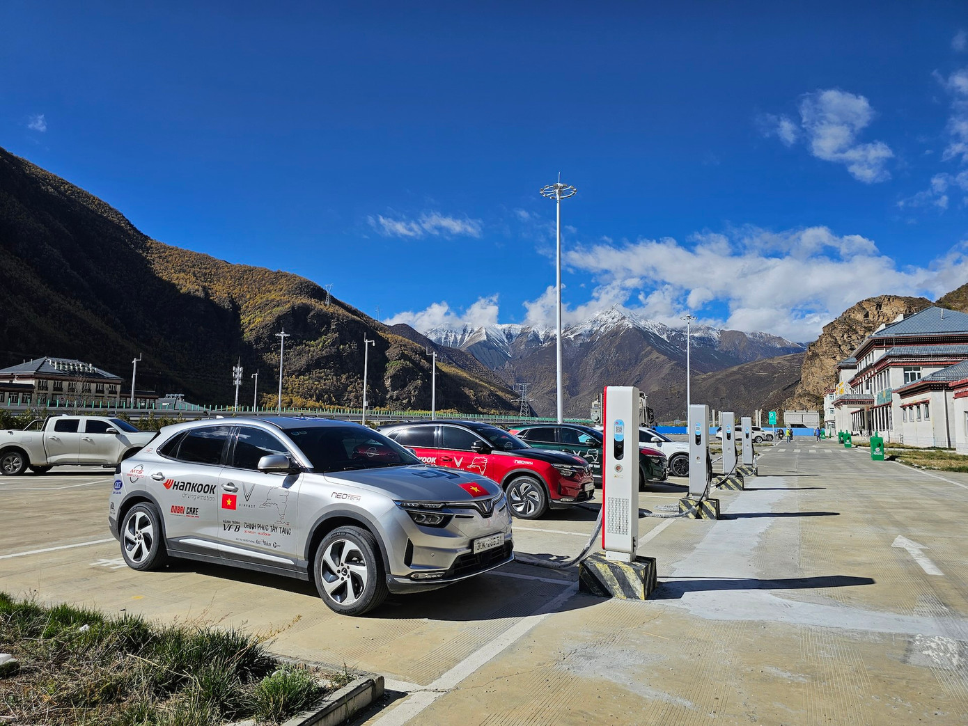 Đoàn VF 8 dùng bộ chuyển đổi để sạc điện trong suốt hành trình tới Tây Tạng. Đoàn VF 8 dùng bộ chuyển đổi để sạc điện trong suốt hành trình tới Tây Tạng.