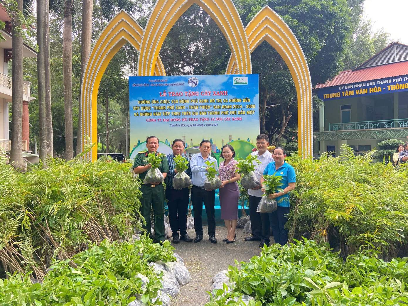 Công ty Cổ phần Đầu tư Thương mại Dịch vụ Đại Đông Hồ đã “Trao tặng 12.500 cây xanh” cho UBND TP Thủ Dầu Một, tỉnh Bình Dương