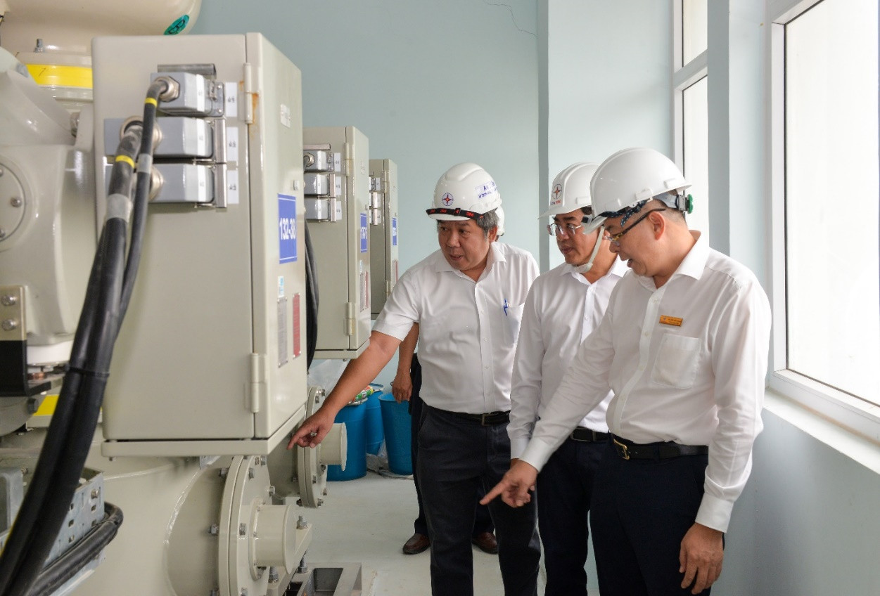 Ông Nguyễn Văn Thanh – Tổng giám đốc (đứng đầu tiên từ phải qua), ông Bùi Hải Thành – Phó tổng giám đốc EVNHCMC (giữa) kiểm tra hệ thống GIS 110kV trước khi đóng điện vận hành.