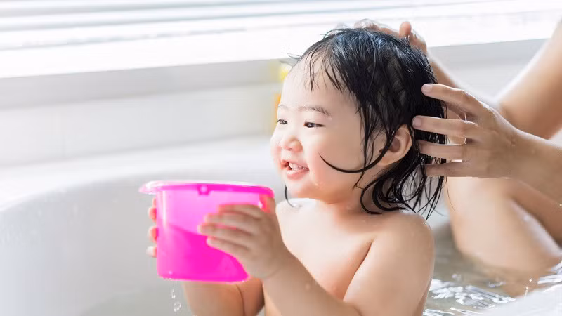 Lựa chọn sai dầu gội đầu cho trẻ có thể mang đến nhiều hậu quả khôn lường Lựa chọn sai dầu gội đầu cho trẻ có thể mang đến nhiều hậu quả khôn lường
