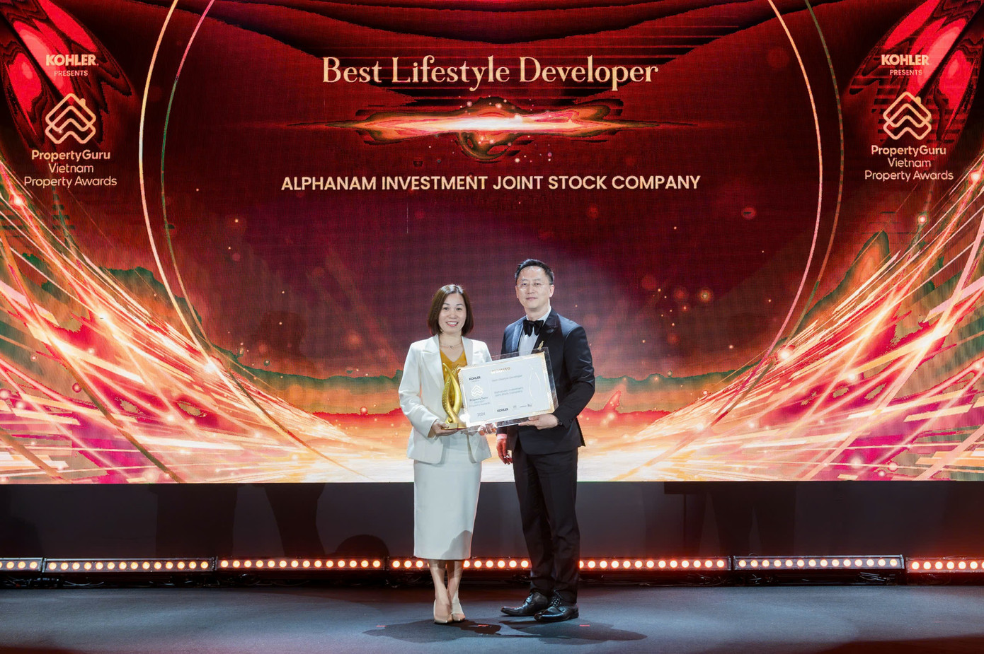 Đại diện Alphanam Group nhận giải thưởng danh giá "Nhà phát triển phong cách sống tốt nhất"tại Vietnam Property Awards 2024, khẳng định vị thế tiên phong trong lĩnh vực bất động sản cao cấp và bền vững