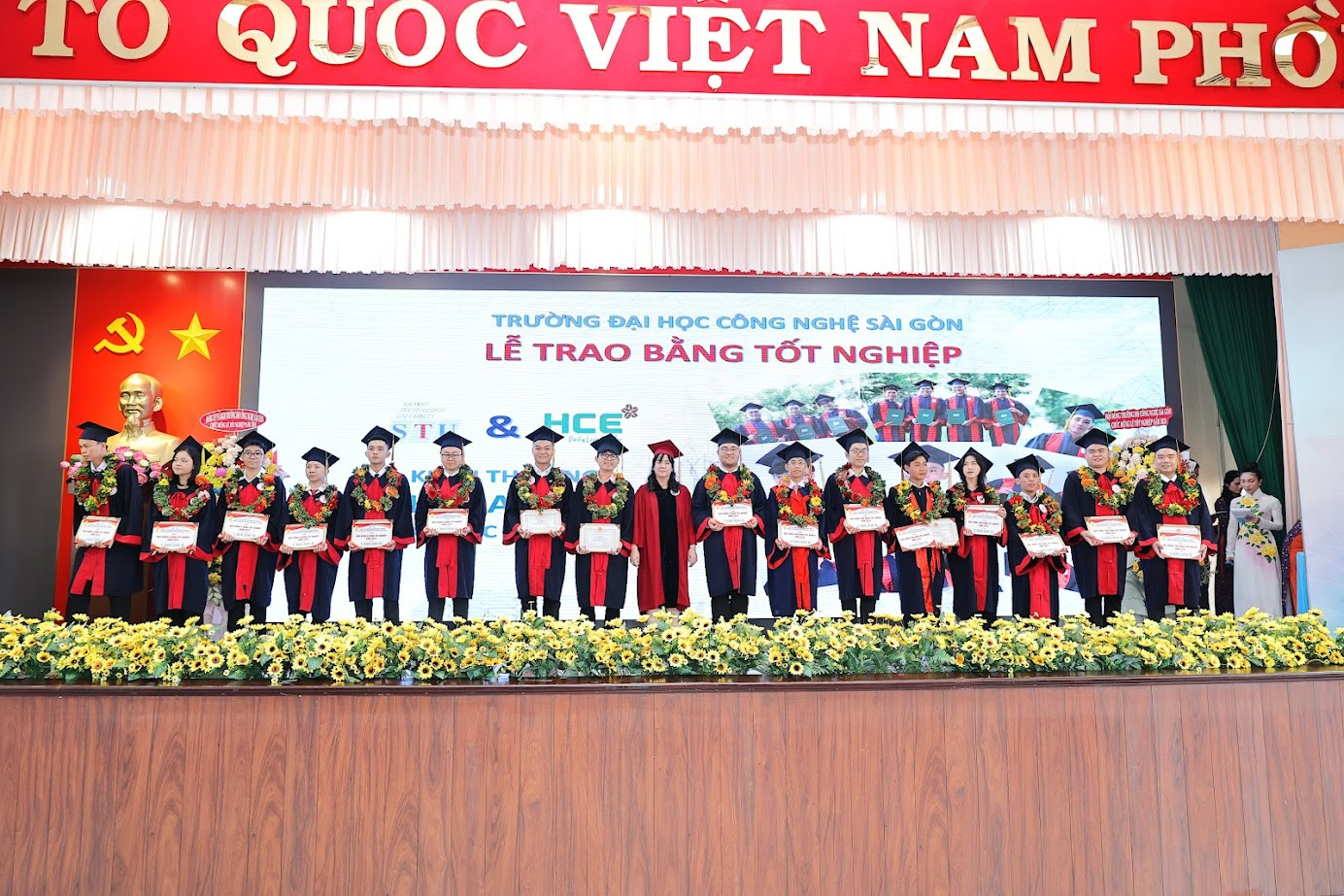 TS. Ngô Thị Thu Thuỷ - Chủ tịch Hội đồng trường trao học bổng cho sinh viên tốt nghiệp thủ khoa và á khoa