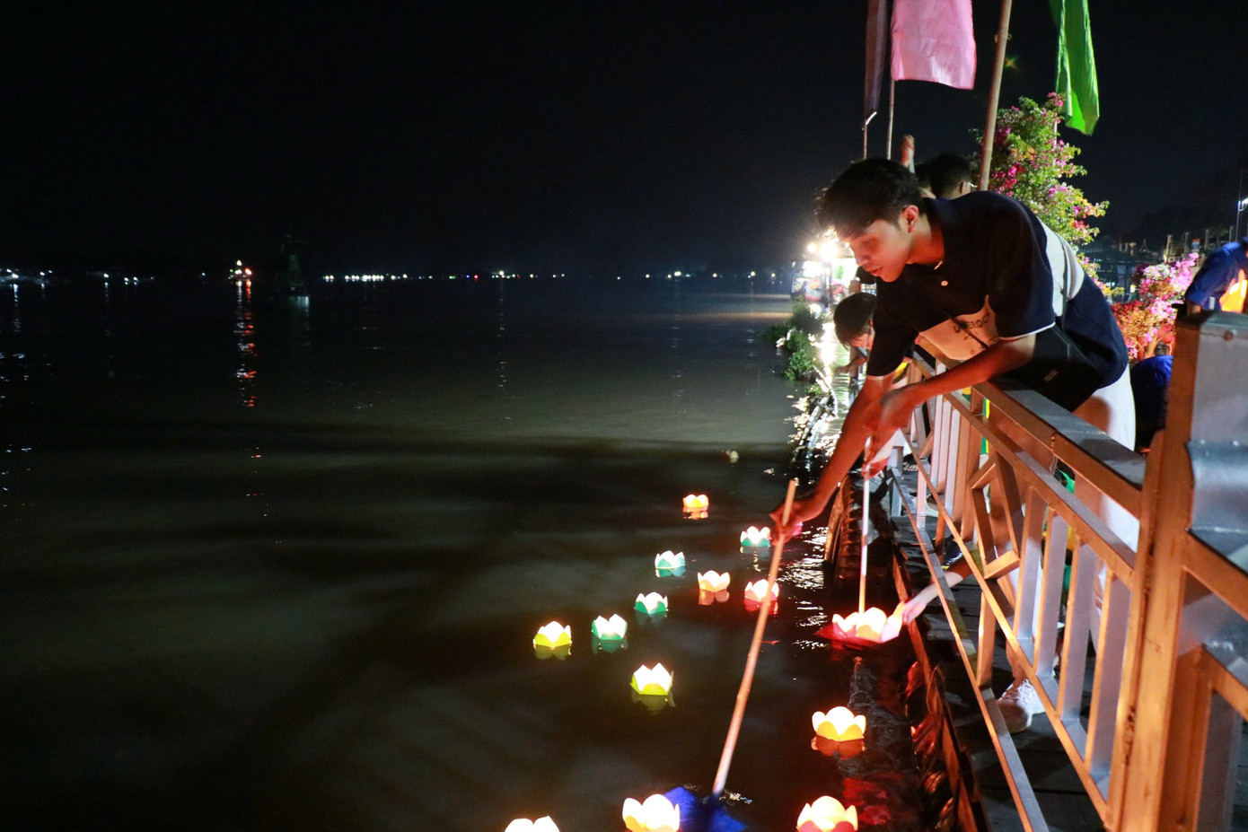 Thả hoa đăng trên sông Tiền