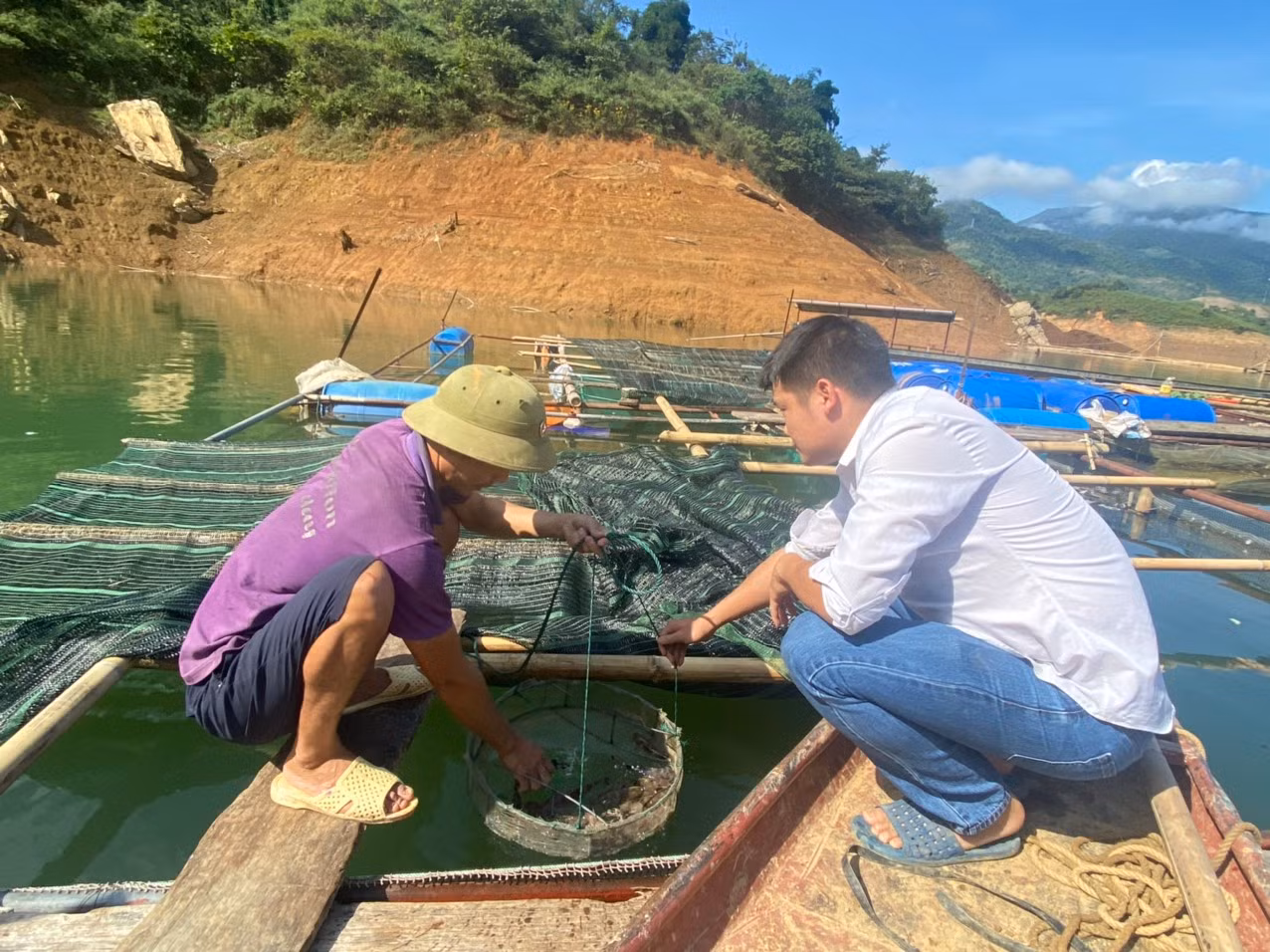 Thủy điện giúp người dân Lai Châu phát triển thủy sản trên lòng hồ.