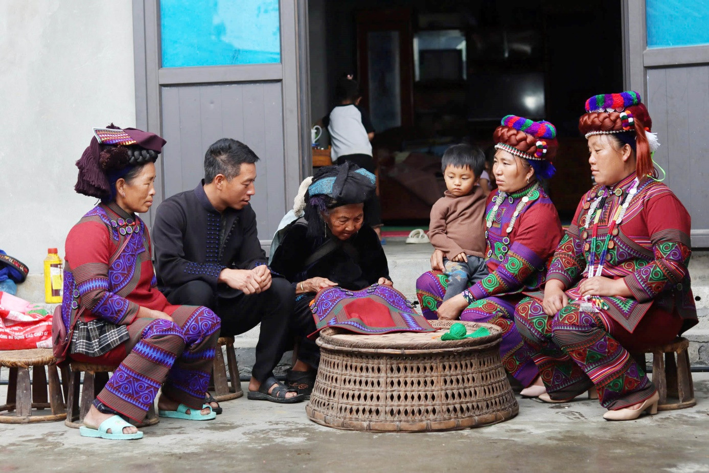 Trang phục - nét văn hoá độc đáo nhất của người Hà Nhì đen ở xã Dào San, huyện Phong Thổ (Lai Châu).