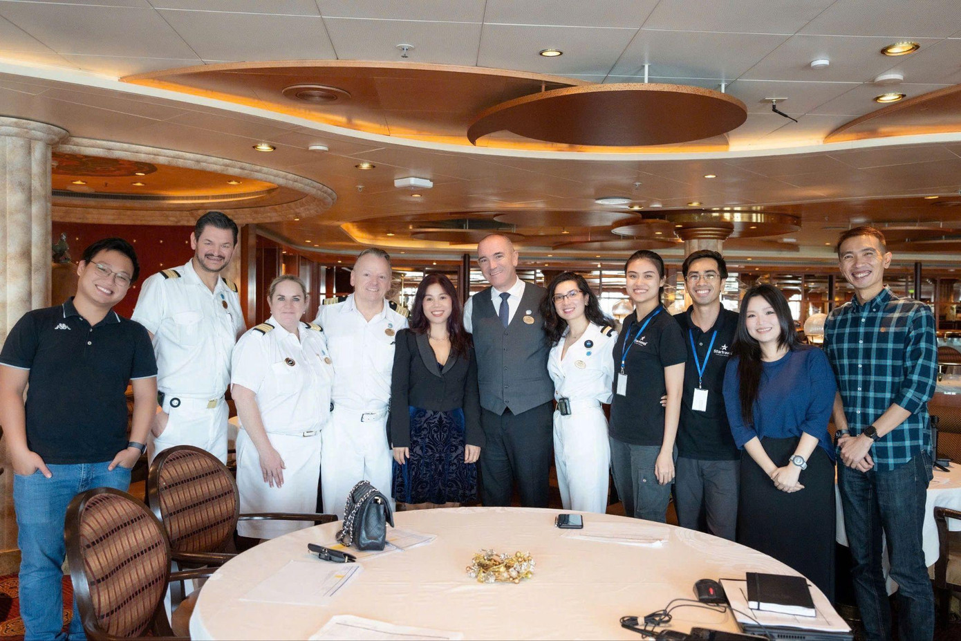 CEO Phạm Kim Nhung (giữa) cùng đại diện hãng du thuyền Princess Cruise