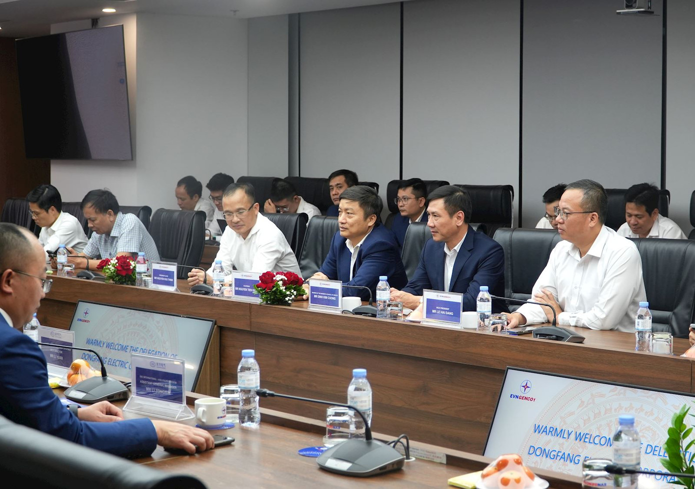 Ông Nguyễn Tiến Khoa - Chủ tịch HĐTV EVNGENCO1 (thứ ba từ phải sang) hoan nghênh sự hỗ trợ, hợp tác hiệu quả của DEC thời gian qua