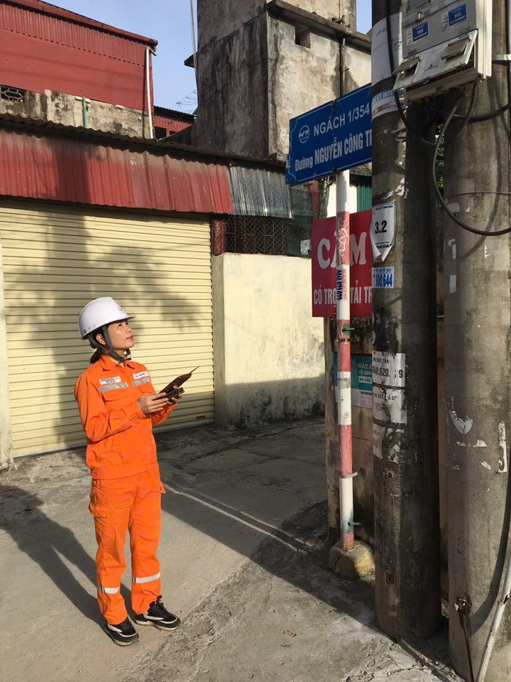 Công nhân điện lực ghi chỉ số công tơ bằng thiết bị điện tử Công nhân điện lực ghi chỉ số công tơ bằng thiết bị điện tử