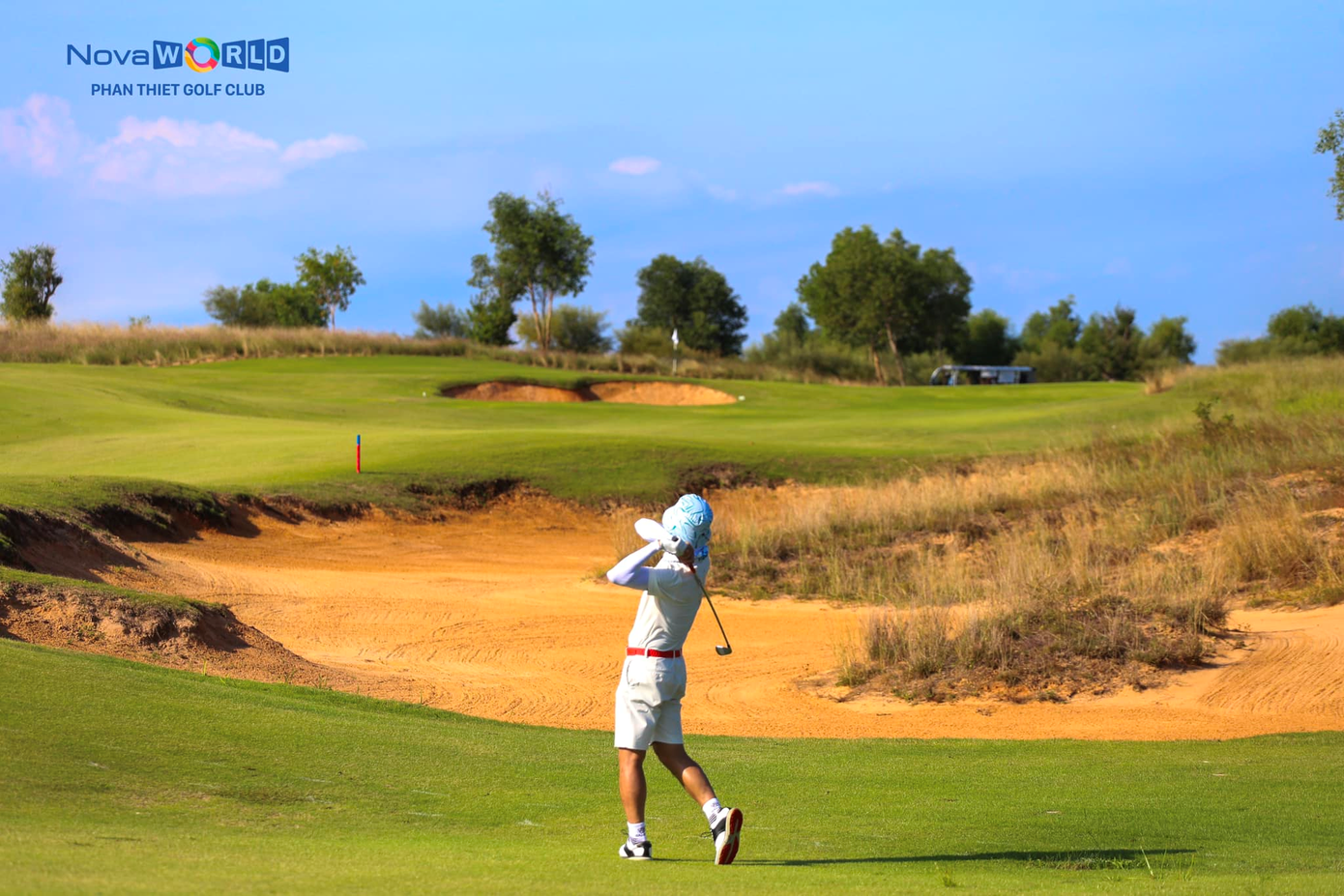 Những động tác đầy kỹ thuật được nâng hạng thêm nhiều lần nhờ cảnh quan sân golf đẹp nhất miền Nam được thiết kế bởi Greg Norman. Những động tác đầy kỹ thuật được nâng hạng thêm nhiều lần nhờ cảnh quan sân golf đẹp nhất miền Nam được thiết kế bởi Greg Norman.