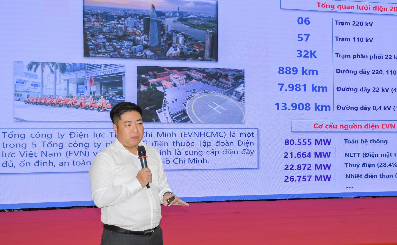 Phó tổng giám đốc EVNHCMC Luân Quốc Hưng trình bày tham luận tại Diễn đàn Quốc gia phát triển kinh tế số và xã hội số lần thứ II.