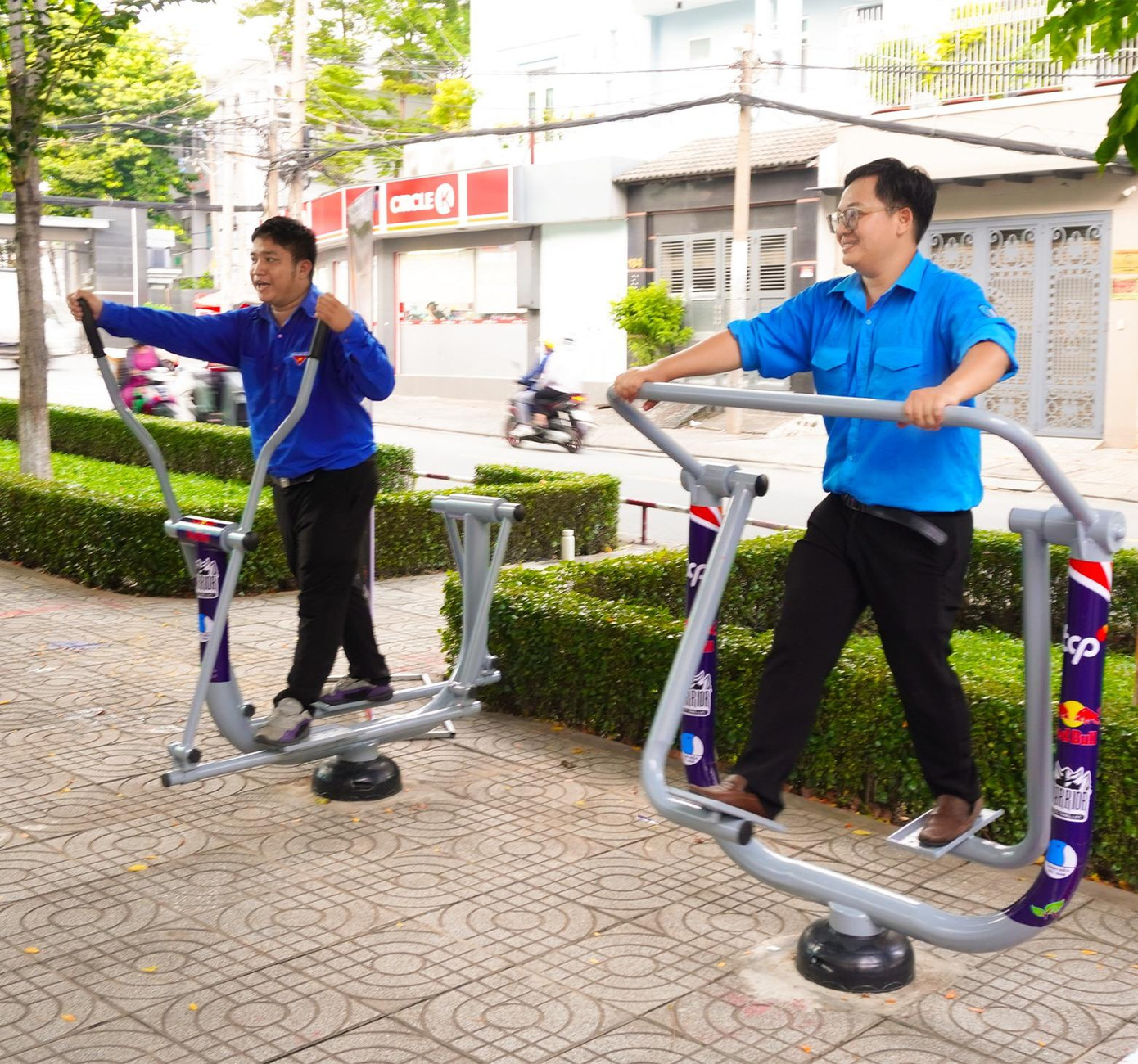 Các bạn trẻ đang tích cực tập luyện ở không gian thể thao tại Thành phố Hồ Chí Minh Các bạn trẻ đang tích cực tập luyện ở không gian thể thao tại Thành phố Hồ Chí Minh