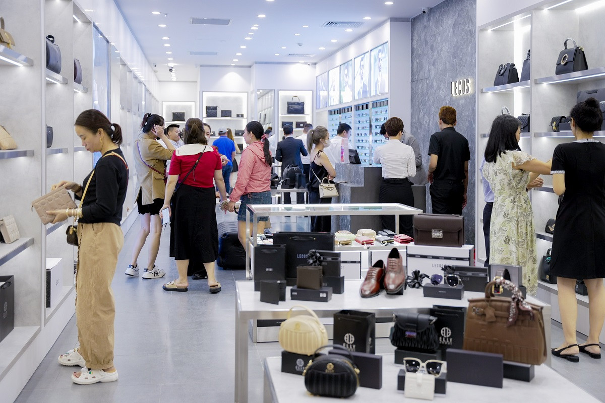 Các gian hàng mua sắm tại TTTM đông kín người tận hưởng ưu đãi nhân dịp khai trương Các gian hàng mua sắm tại TTTM đông kín người tận hưởng ưu đãi nhân dịp khai trương