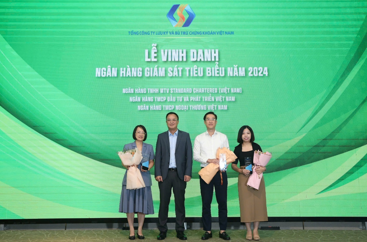 Ông Nguyễn Mạnh Cường – Phó Giám đốc BIDV Hà Thành (thứ 2 từ bên phải) đại diện BIDV nhận giải thưởng