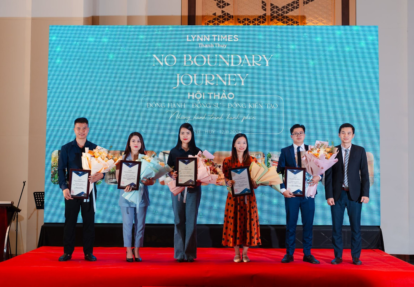 Lynn Times Thanh Thủy trao bằng chứng nhận cho 5 đối tác lữ hành tiêu biểu