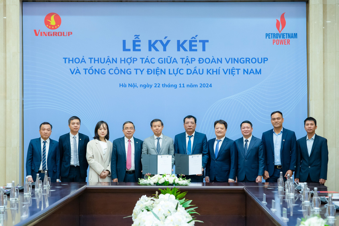 Ông Nguyễn Việt Quang, Phó Chủ tịch kiêmTổng Giám đốcTập đoànVingroup và ông Lê Như Linh, Tổng Giám đốc PV Power cùng đại diện hai doanh nghiệp tại lễ ký kết Ông Nguyễn Việt Quang, Phó Chủ tịch kiêmTổng Giám đốcTập đoànVingroup và ông Lê Như Linh, Tổng Giám đốc PV Power cùng đại diện hai doanh nghiệp tại lễ ký kết