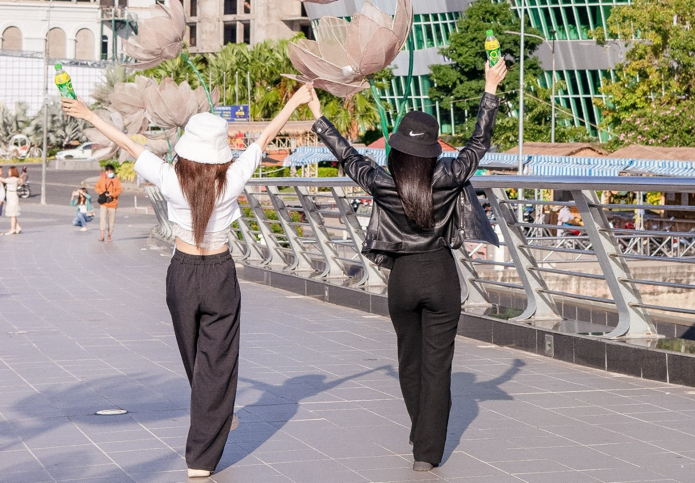 Được chiết xuất từ lá trà xanh Thái Nguyên với EGCG, Trà Xanh Không Độ là thức uống yêu thích của người trẻ để giảm stress, xua tan căng thẳng cuối năm. Được chiết xuất từ lá trà xanh Thái Nguyên với EGCG, Trà Xanh Không Độ là thức uống yêu thích của người trẻ để giảm stress, xua tan căng thẳng cuối năm.