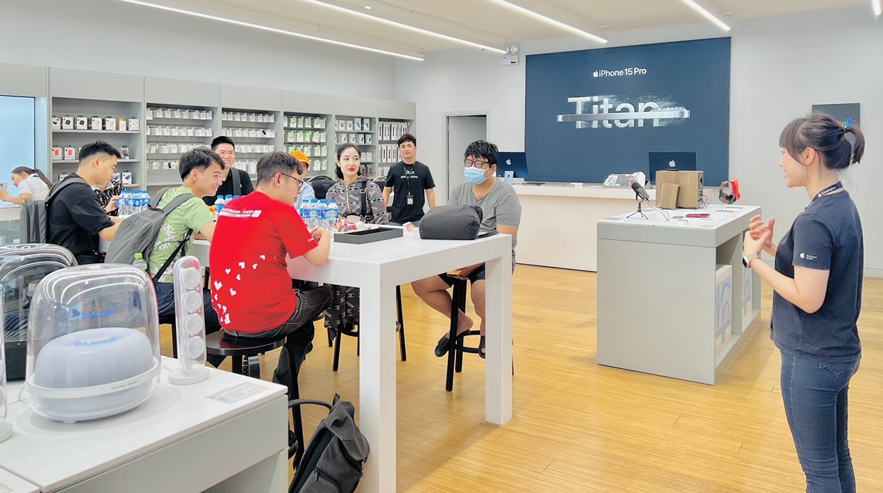 Thông qua các buổi Group Demo, khách hàng vừa hiểu thêm về công nghệ phi thường của Apple và TopZone cũng nắm bắt tốt hơn nhu cầu của khách hàng, từ đó nâng cao dịch vụ hơn nữa. Thông qua các buổi Group Demo, khách hàng vừa hiểu thêm về công nghệ phi thường của Apple và TopZone cũng nắm bắt tốt hơn nhu cầu của khách hàng, từ đó nâng cao dịch vụ hơn nữa.