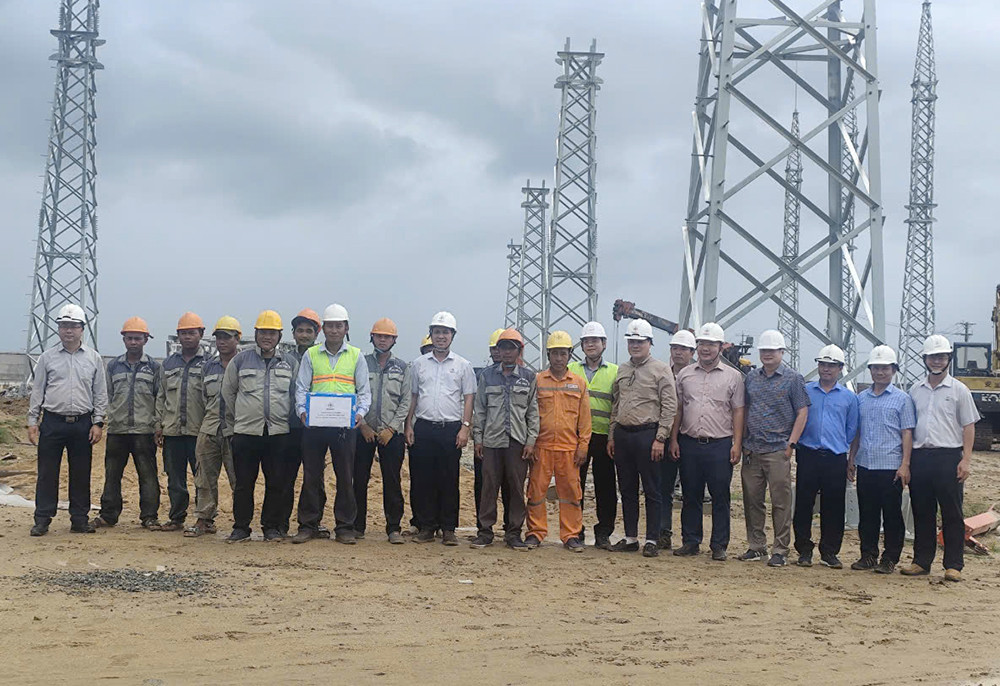 Lãnh đạo EVNNPT tặng quà động viên các đơn vị tham gia dự án