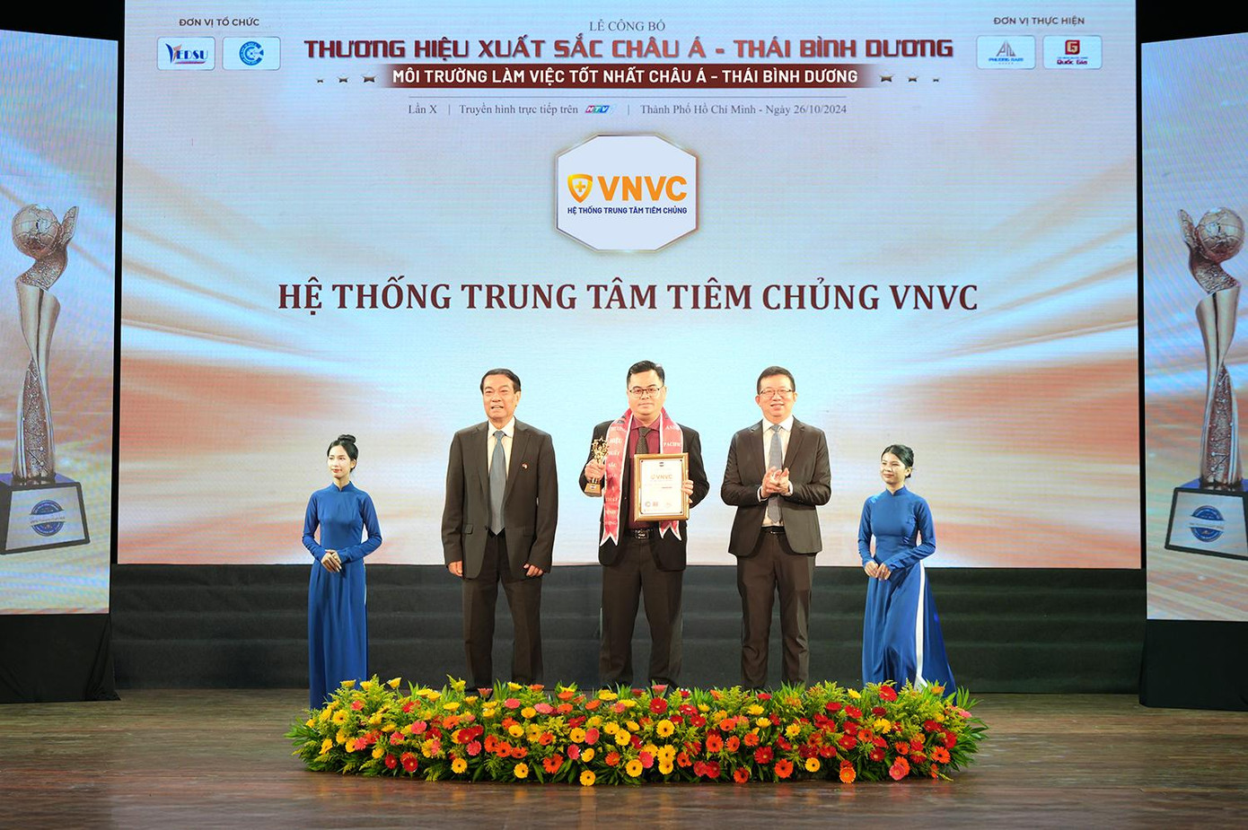 VNVC nhận chứng nhận “Top 10 Thương hiệu xuất sắc - Sản phẩm dịch vụ chất lượng - Môi trường làm việc tốt nhất Châu Á, Thái Bình Dương 2024”.