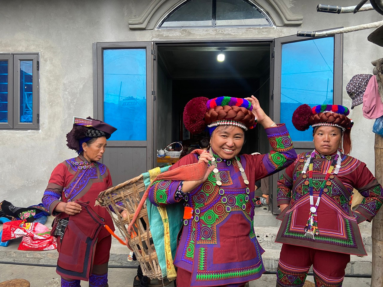 Đặc sắc nhất trong trang phục là chiếc mũ - biểu trưng cho sự đoàn kết, thống nhất của người Hà Nhì đen.