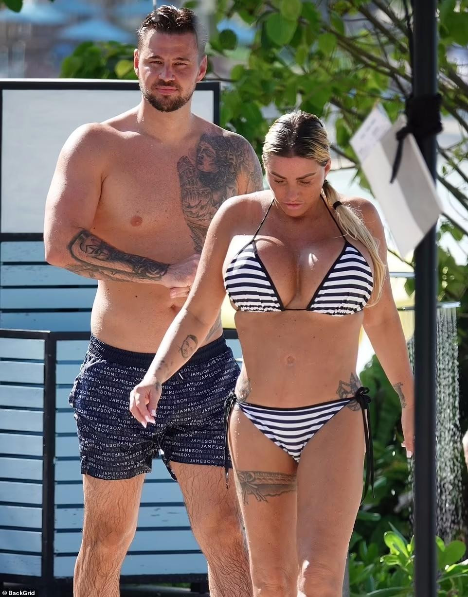 Katie Price đi nghỉ ở Thái Lan với vị hôn phu.