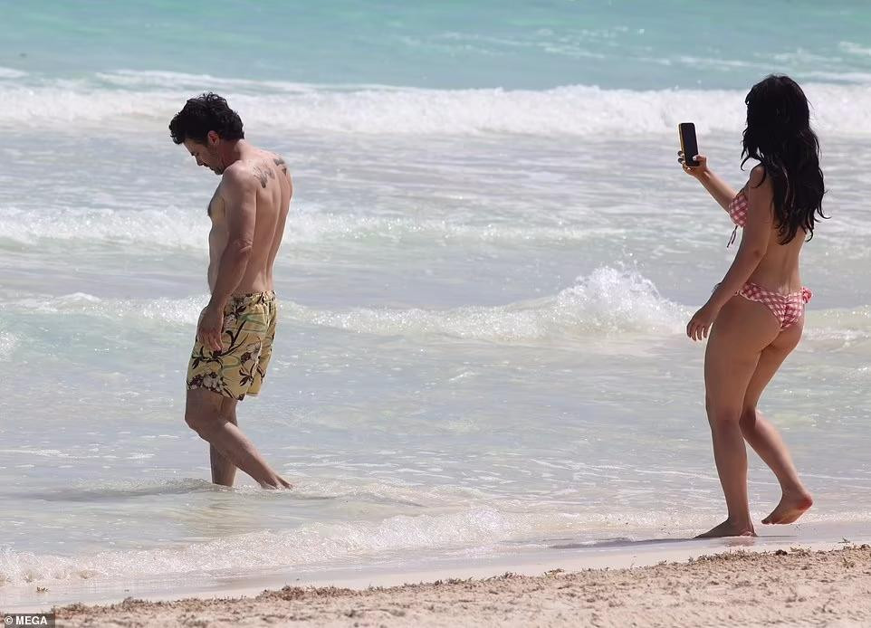 Nữ diễn viên "Sunrise In Heaven" chứng minh bản thân say đắm bạn trai gấp đôi tuổi khi chụp lén anh.