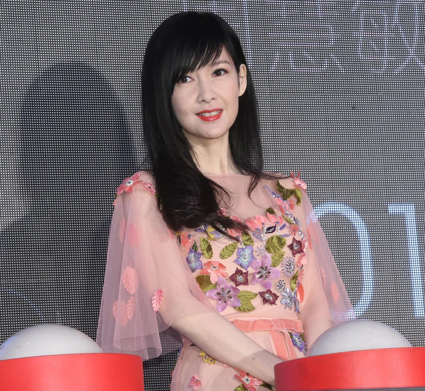 Ngoài ngũ tuần, Châu Huệ Mẫn trẻ trung hơn nhiều so với tuổi thật. Cô không đóng phim nữa, nhưng vẫn đóng quảng cáo, làm gương mặt đại diện thương hiệu và tổ chức các show diễn ca nhạc tri ân người hâm mộ. Người đẹp 6x có cuộc hôn nhân hạnh phúc bên nhà văn Nghê Chấn dù không con cái.