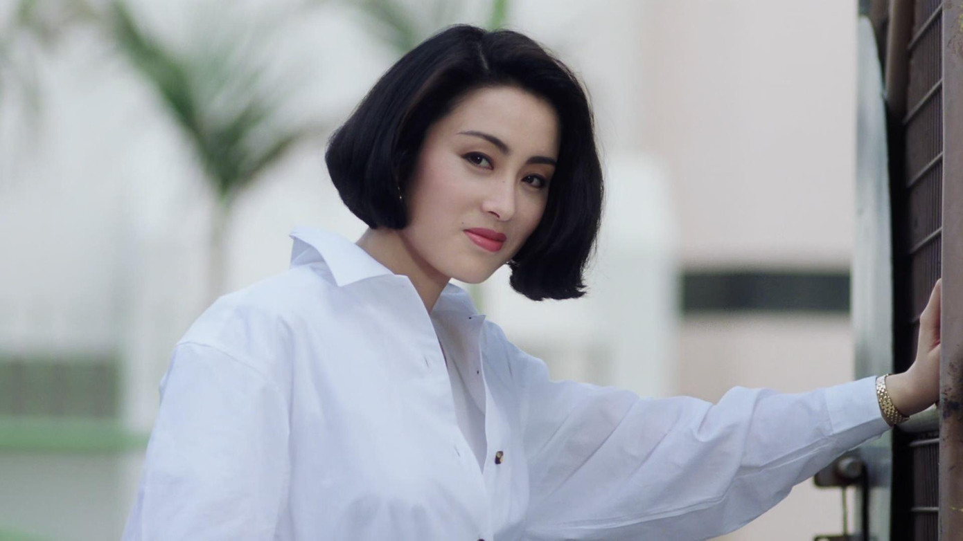 11. Trương Mẫn (SN 1968) được biết đến nhiều nhất qua các bộ phim đóng cặp cùng Châu Tinh Trì như “Đổ thánh”, “Tân Tinh võ môn” bản 1991, “Trường học Uy Long”… Từ đó, cô gắn với danh xưng “Tinh nữ lang đẹp nhất màn ảnh”. Ngoài ra, cô được khen là một trong nàng Triệu Mẫn đẹp nhất màn ảnh Trung Quốc khi tham gia "Ỷ Thiên Đồ Long Ký: Giáo chủ ma giáo" năm 1993.