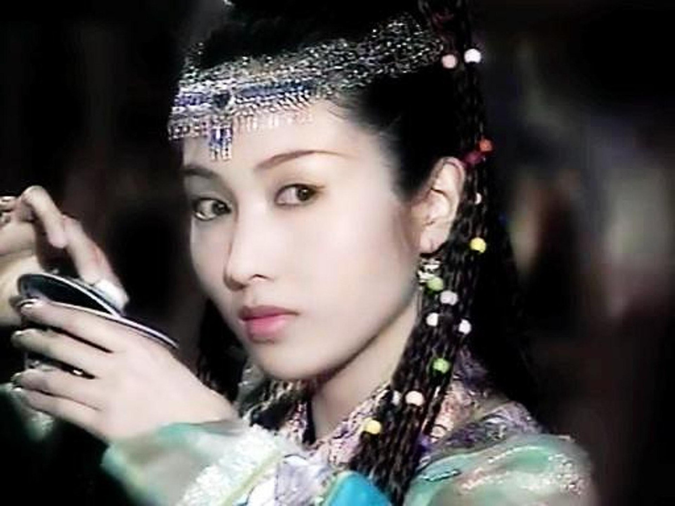 14. Lê Tư (SN 1971) nổi tiếng với những tác phẩm TVB như “Người trong giang hồ”, “Lấy chồng giàu sang”, “Ỷ Thiên Đồ Long ký” bản 2001, “Thâm cung nội chiến”… Cô được mệnh danh là “Đệ nhất mỹ nhân TVB”.