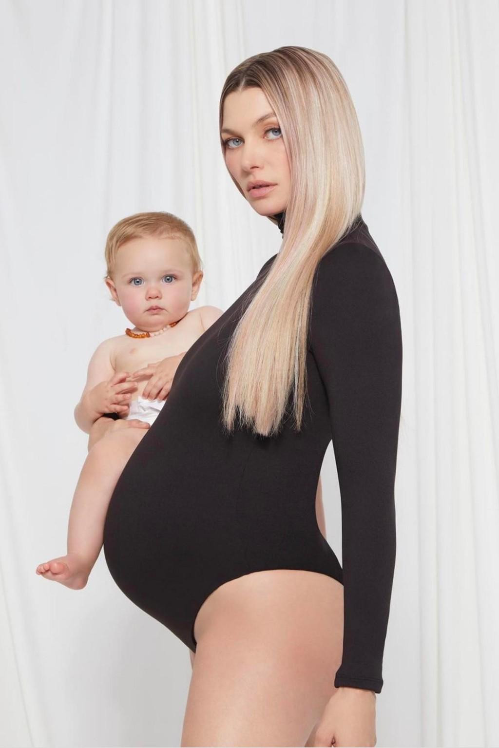 Người mẫu Jessica Hart quyến rũ khó cưỡng dù đang mang bầu lần 2. Cô bế con gái Baby-Rae (1 tuổi).