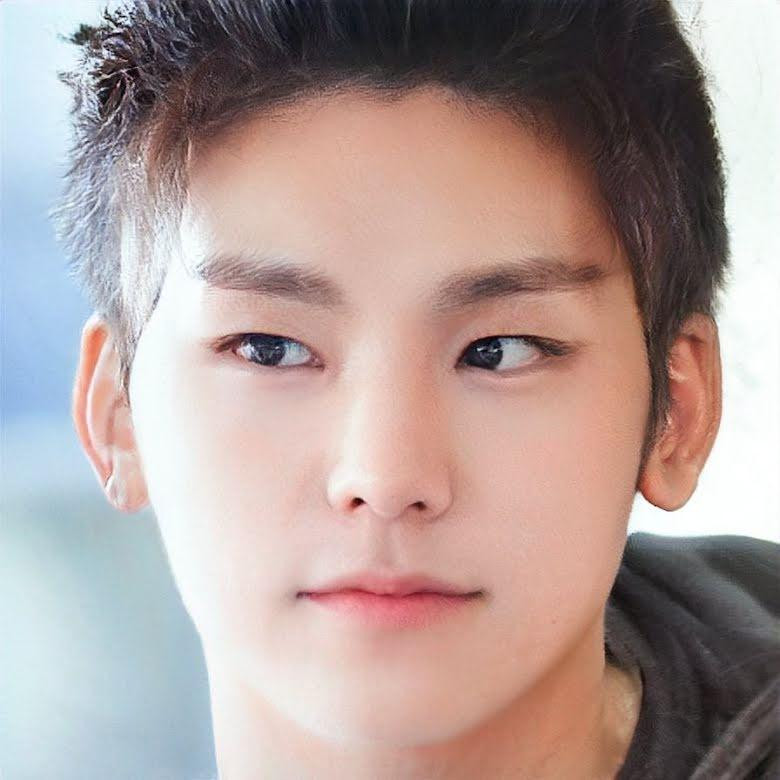 Đôi mắt sắc bén của cô được cho là khiến nhiều cô gái “đau tim” nếu là nam.