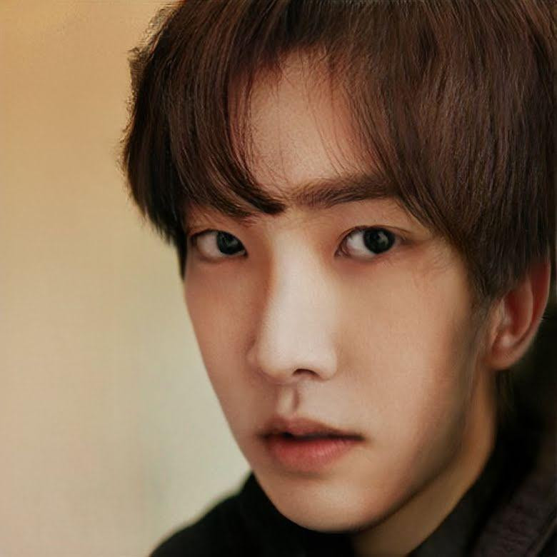 Yuju phiên bản nam sẽ mang các đặc điểm như cao, điển trai và có chút bí ẩn, u tối.